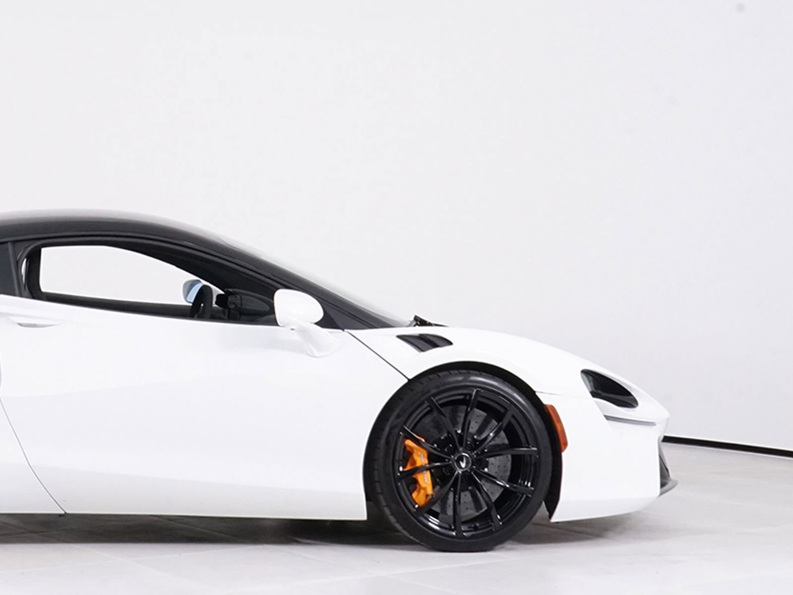 Used 2023 McLaren Artura RWD image 13