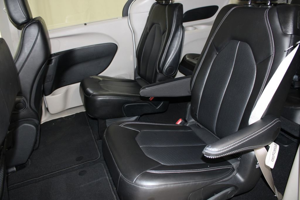 Used 2024 Chrysler Pacifica Touring-L FWD image 21