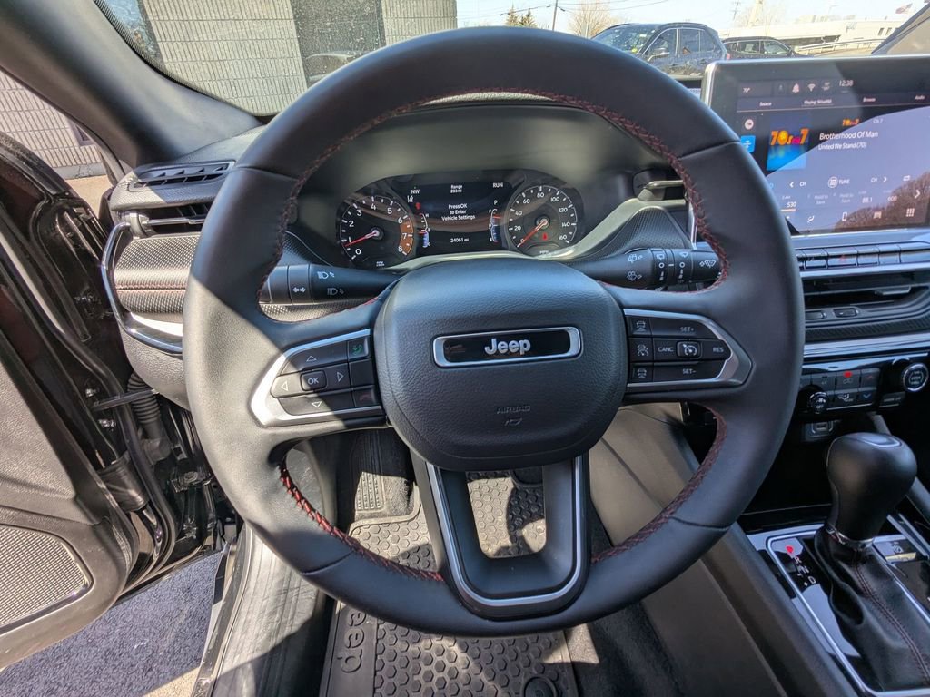 Used 2025 Jeep Compass Trailhawk AWD/4WD image 16