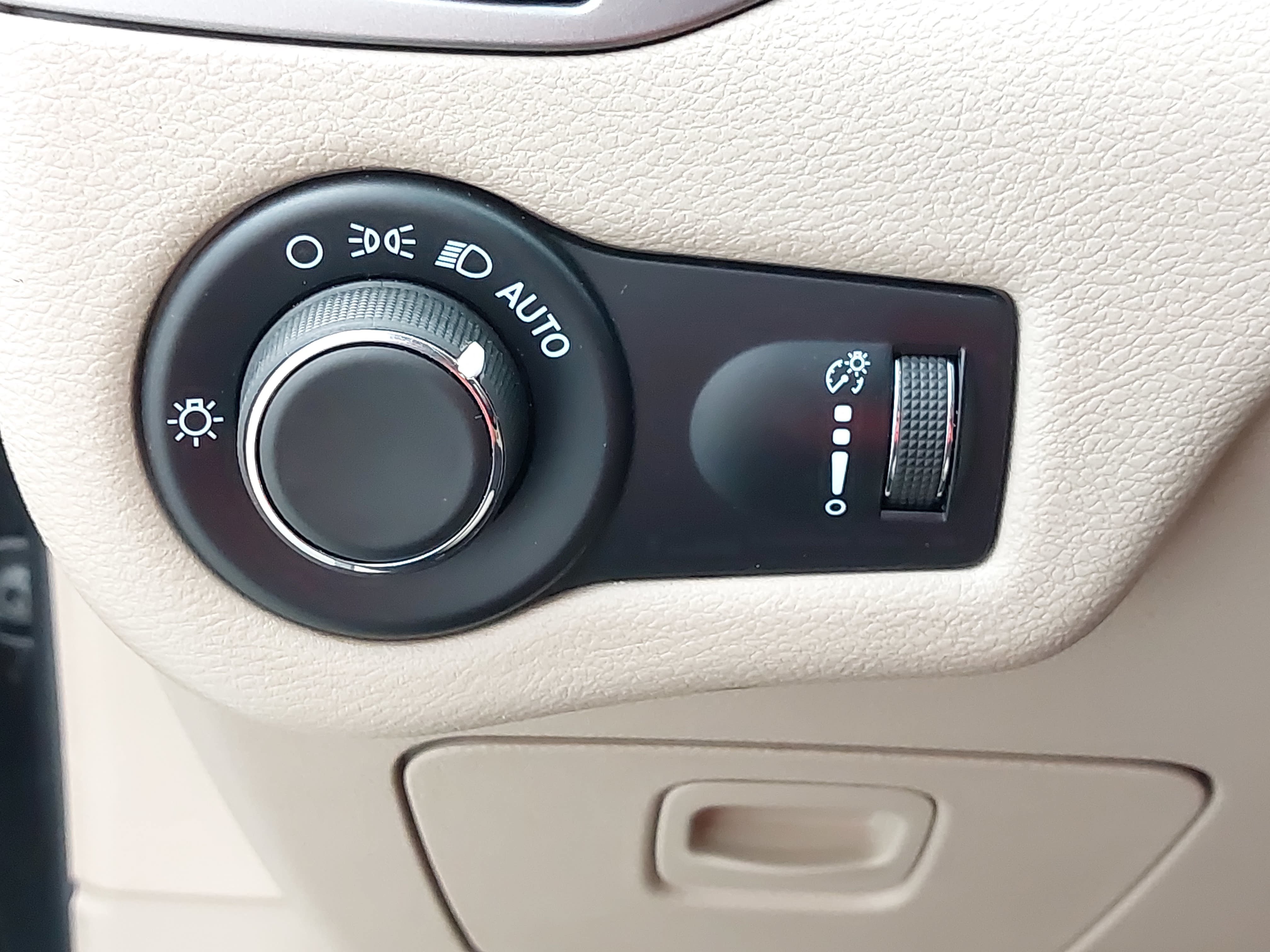Used 2021 Jeep Cherokee Latitude FWD image 26