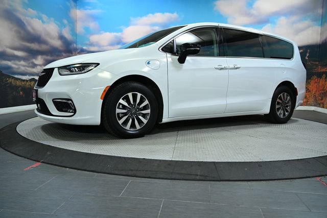 Used 2024 Chrysler Pacifica Limited FWD image 4
