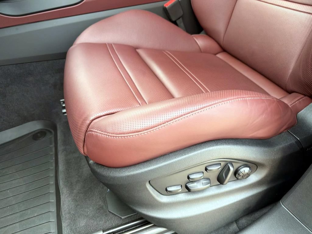 Used 2025 Porsche Cayenne GTS AWD/4WD image 18