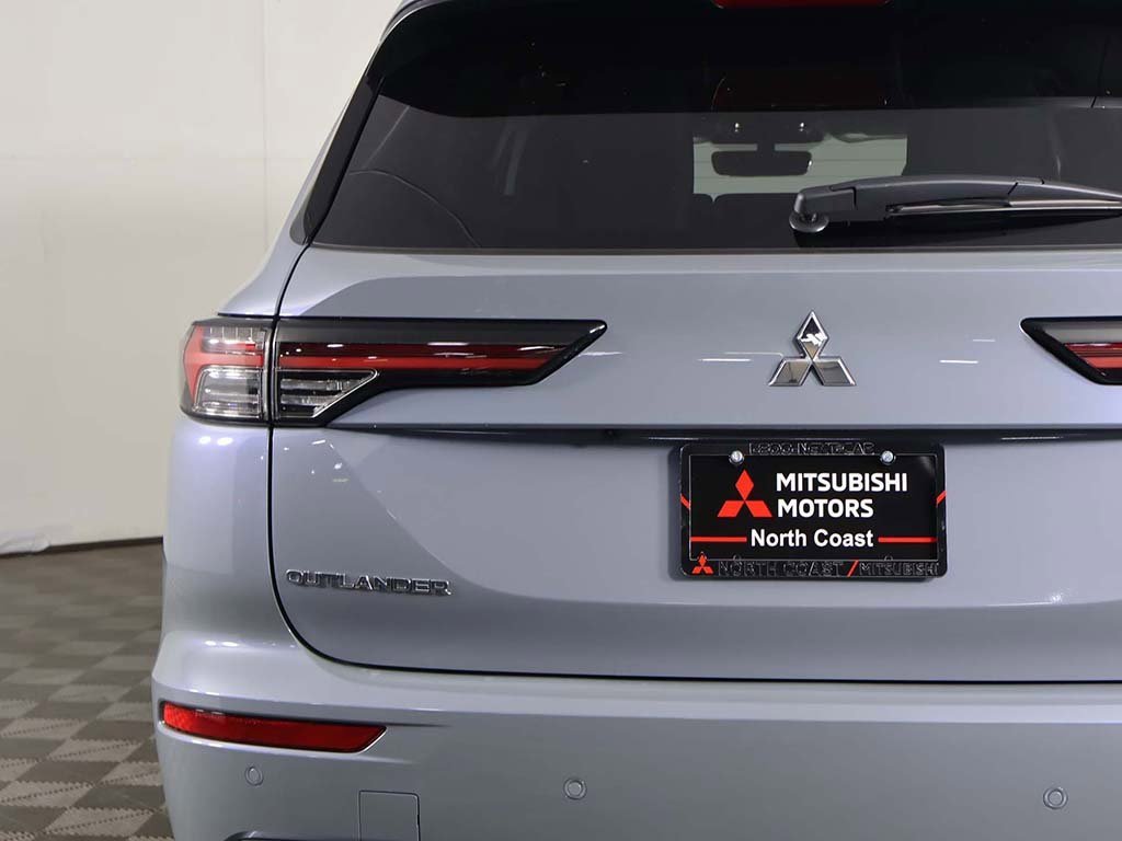 New 2025 Mitsubishi Outlander SE image 16