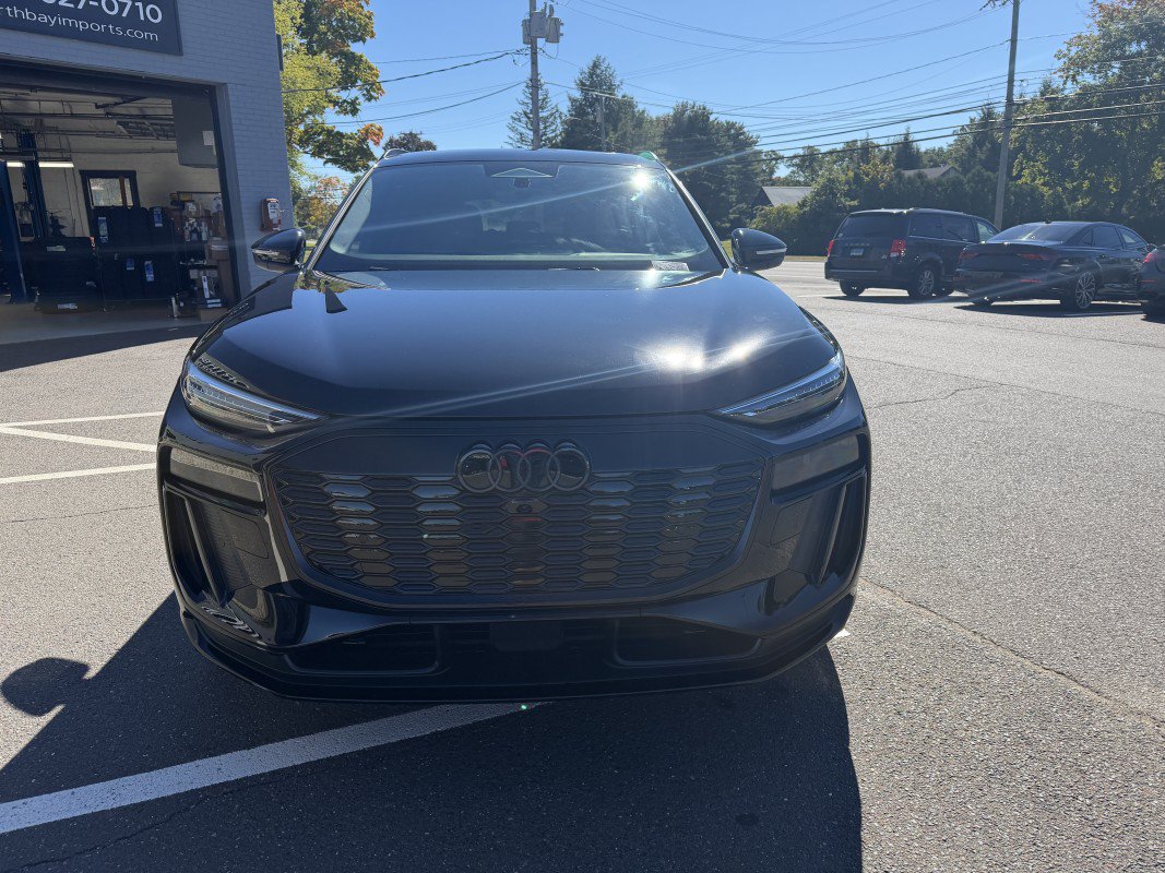 Used 2025 Audi SQ6 e-tron Premium Plus w/ Premium Plus AWD/4WD image 3