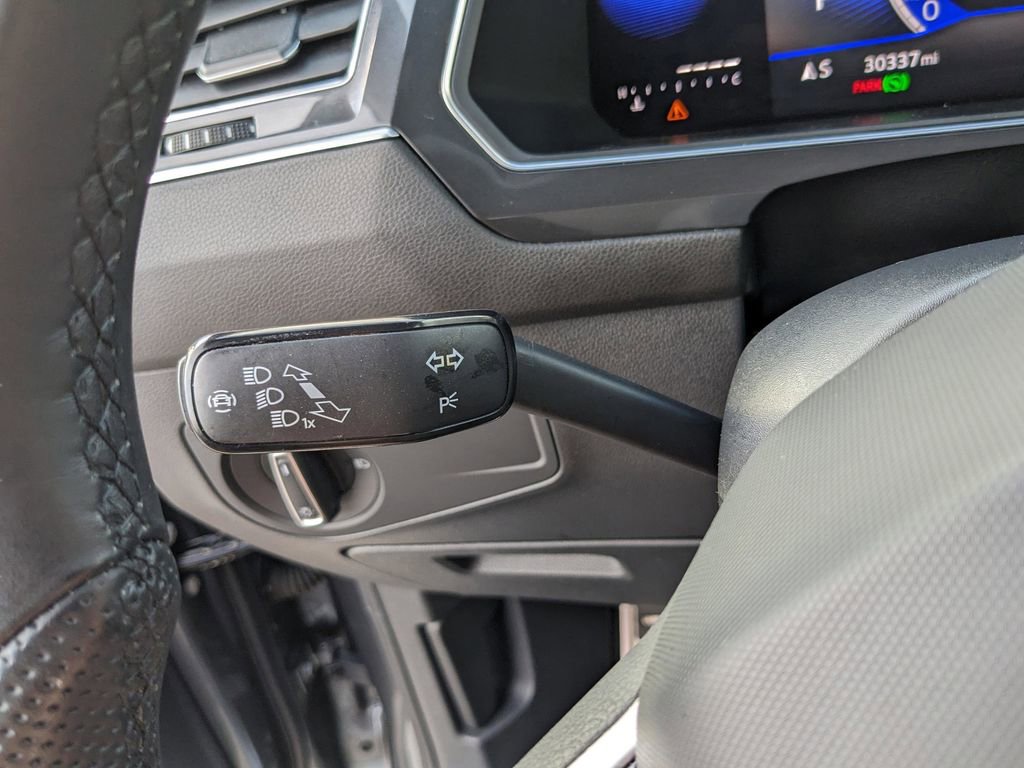 Certified 2022 Volkswagen Tiguan SE R-Line image 31