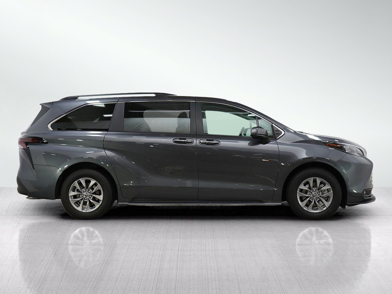 Used 2025 Toyota Sienna XLE AWD/4WD image 7