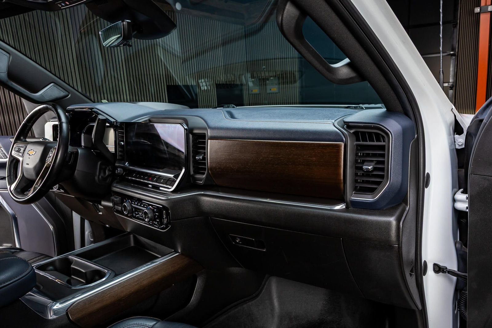 Used 2024 Chevrolet Silverado 2500 High Country w/ High Country Premium Package AWD/4WD image 18