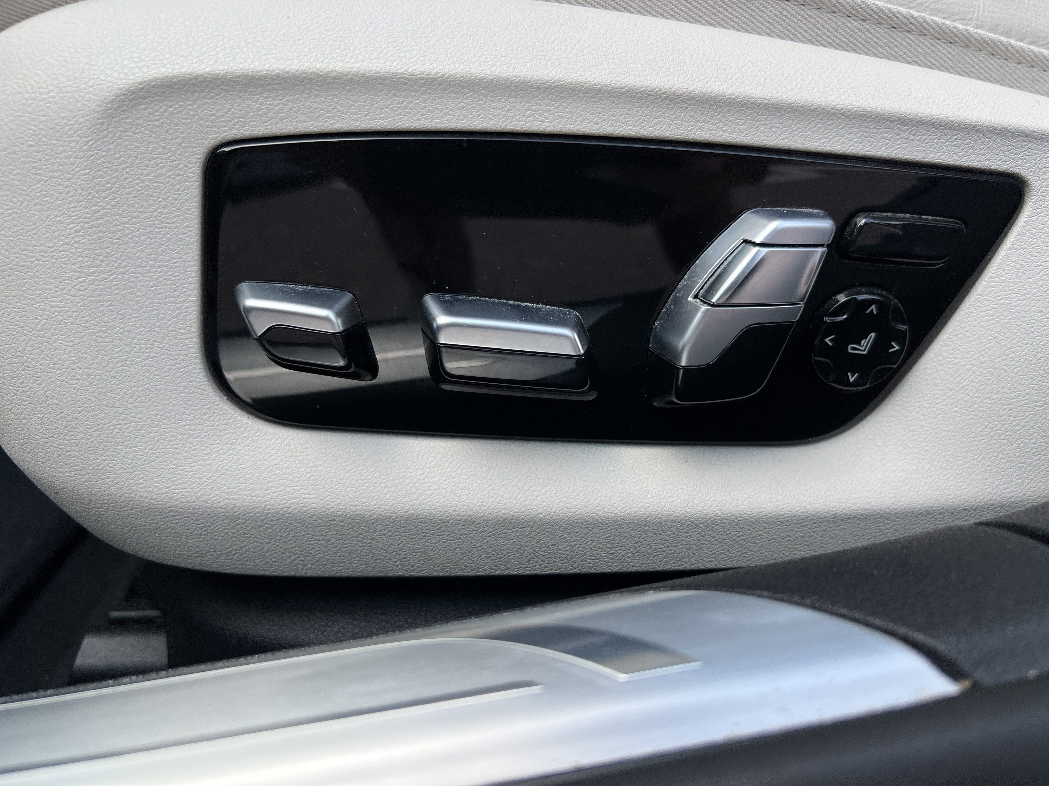 Used 2020 BMW 740i w/ Premium Package RWD image 37