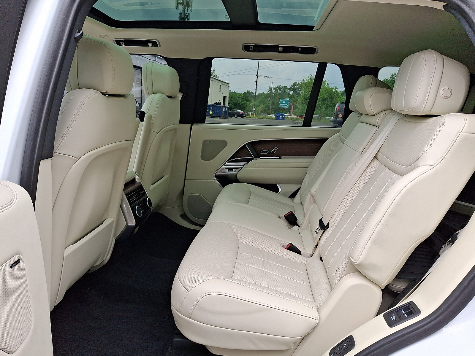 Used 2023 Land Rover Range Rover Long Wheelbase SE AWD/4WD image 5