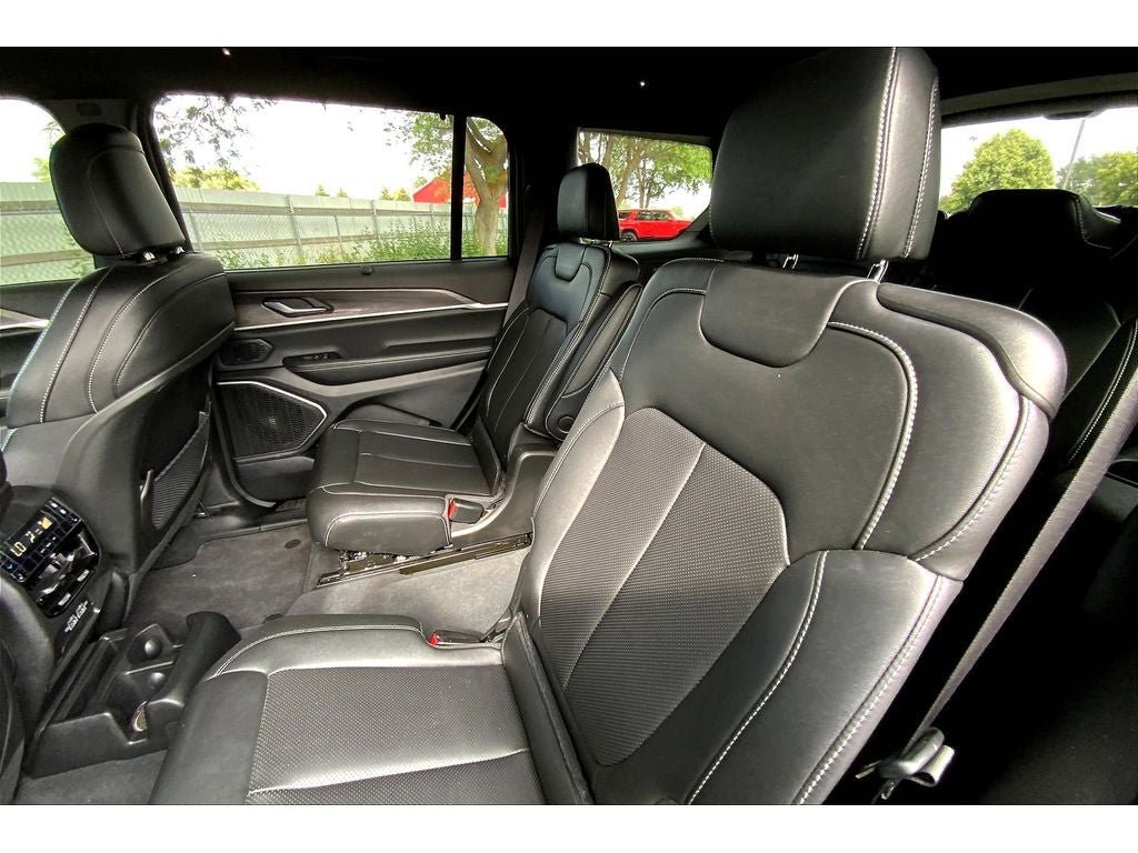 Used 2024 Jeep Grand Cherokee L Limited w/ Luxury Tech Group II AWD/4WD image 27