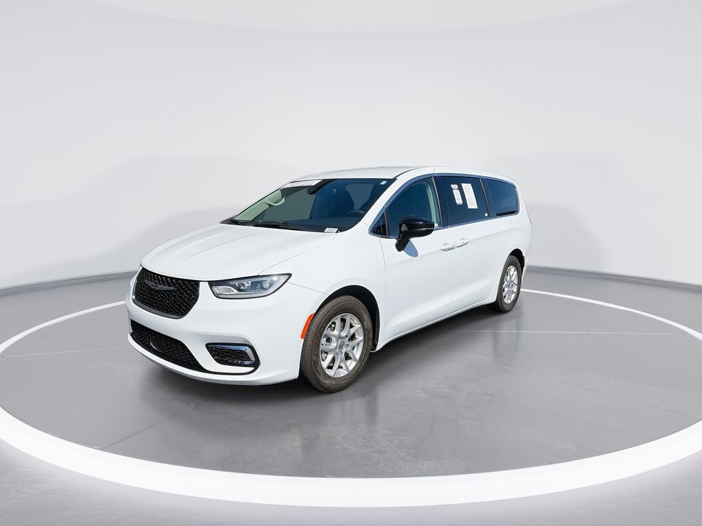 Used 2024 Chrysler Pacifica Touring-L FWD image 4