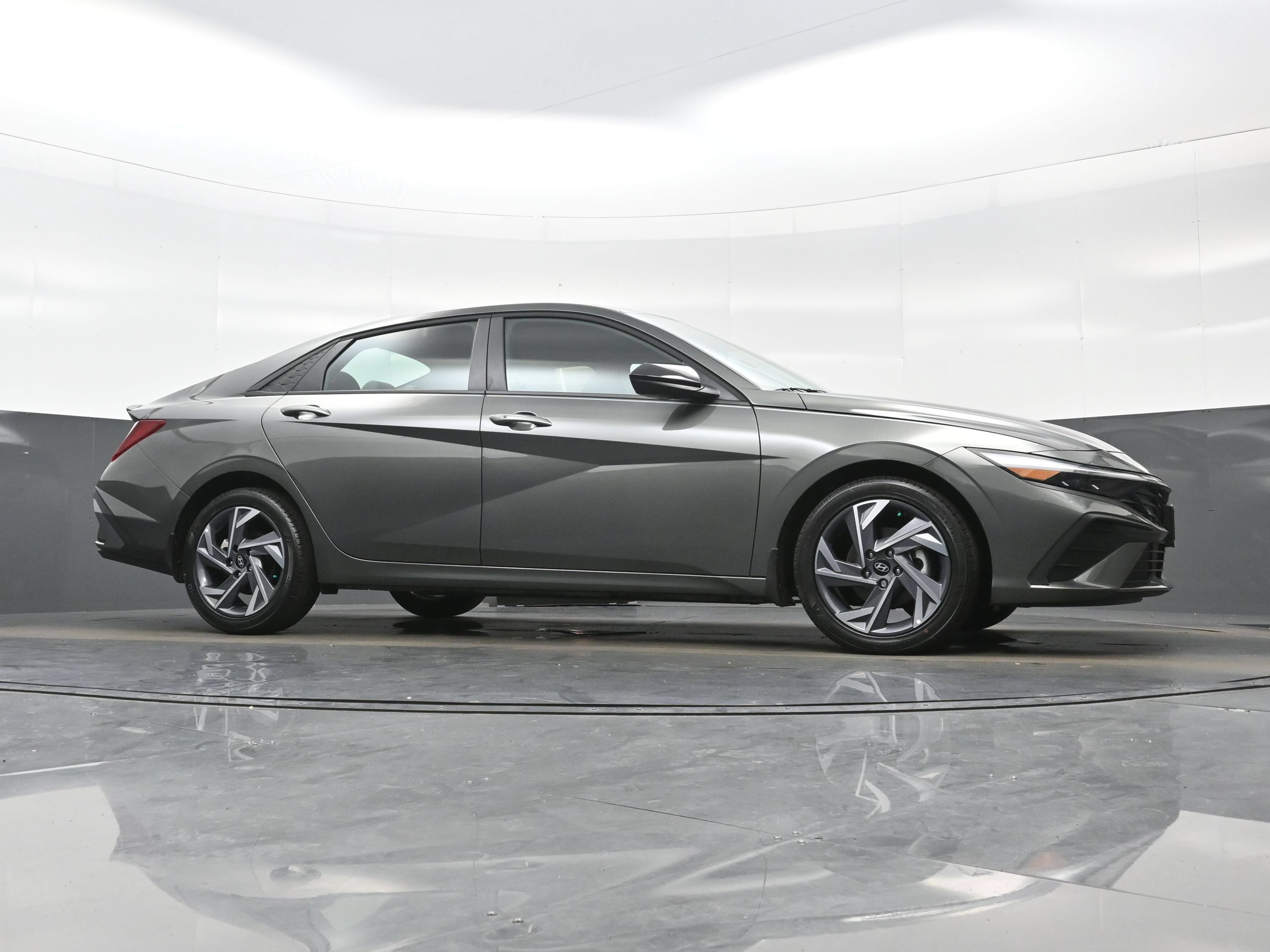 Certified 2025 Hyundai Elantra Sport FWD image 30