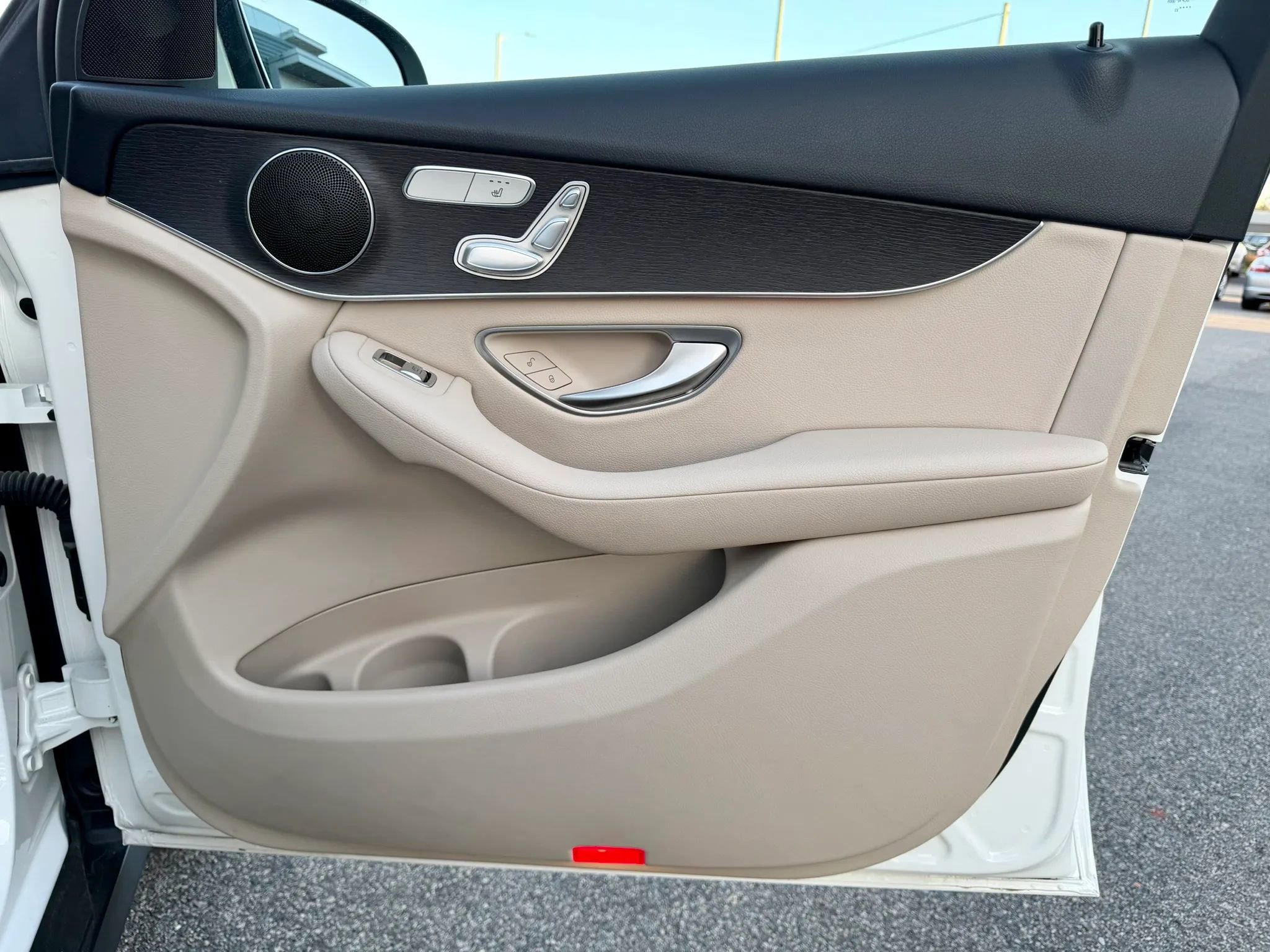 Used 2022 Mercedes-Benz GLC 300 4MATIC w/ Multimedia Package Lite image 39