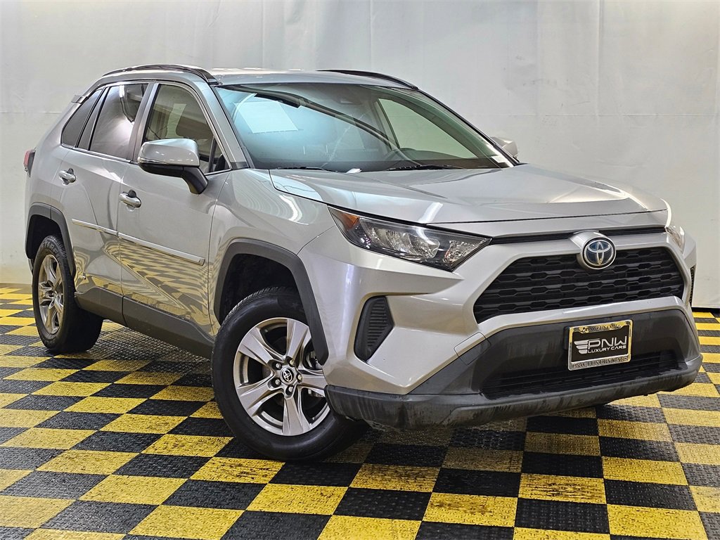 Used 2022 Toyota RAV4 LE image 1
