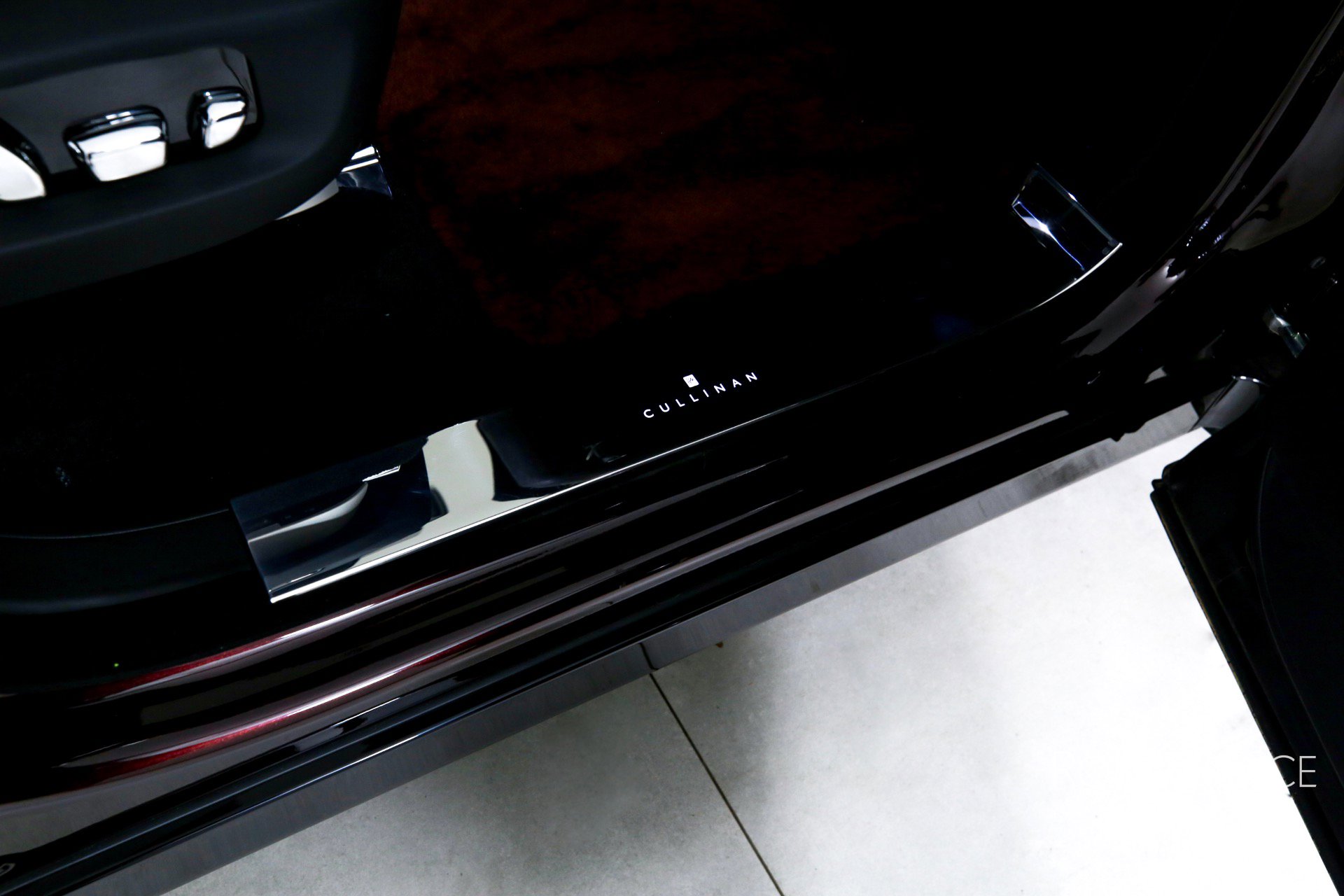 Certified 2025 Rolls-Royce Cullinan image 37