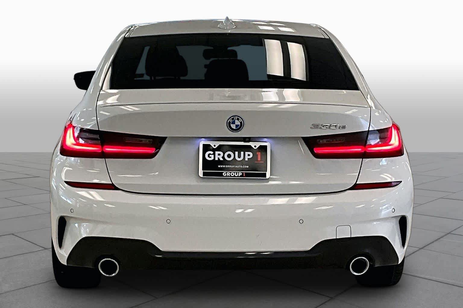 Used 2022 BMW 330e w/ M Sport Package RWD image 4