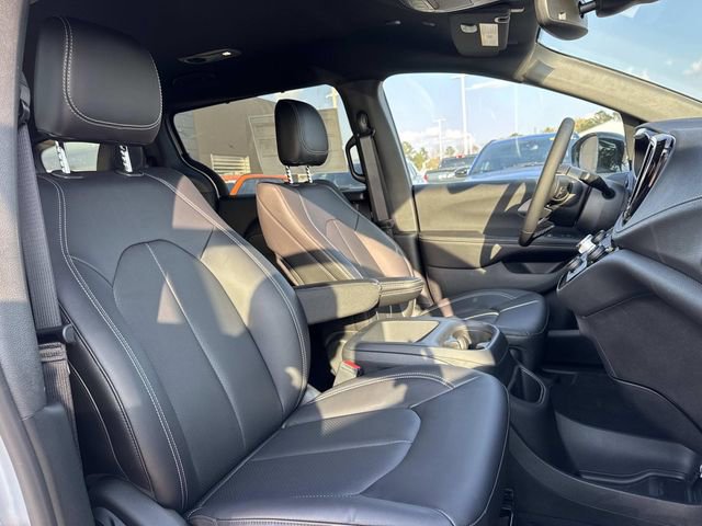 New 2026 Chrysler Pacifica Select image 13