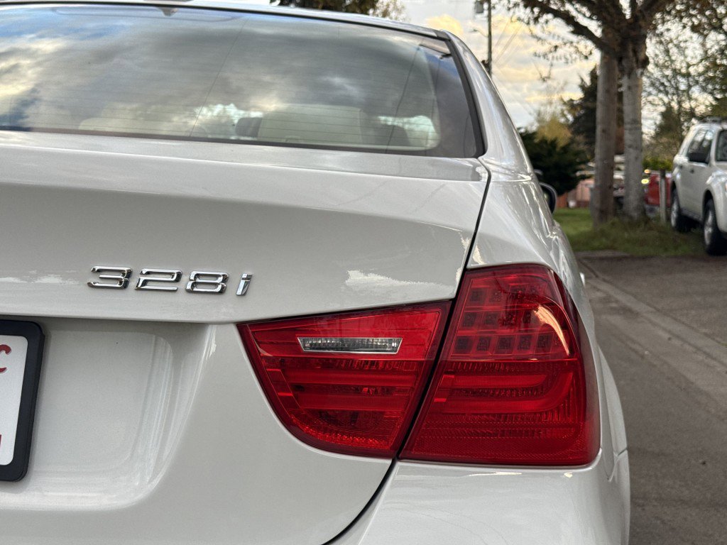 Used 2011 BMW 328i xDrive Sedan AWD/4WD image 31