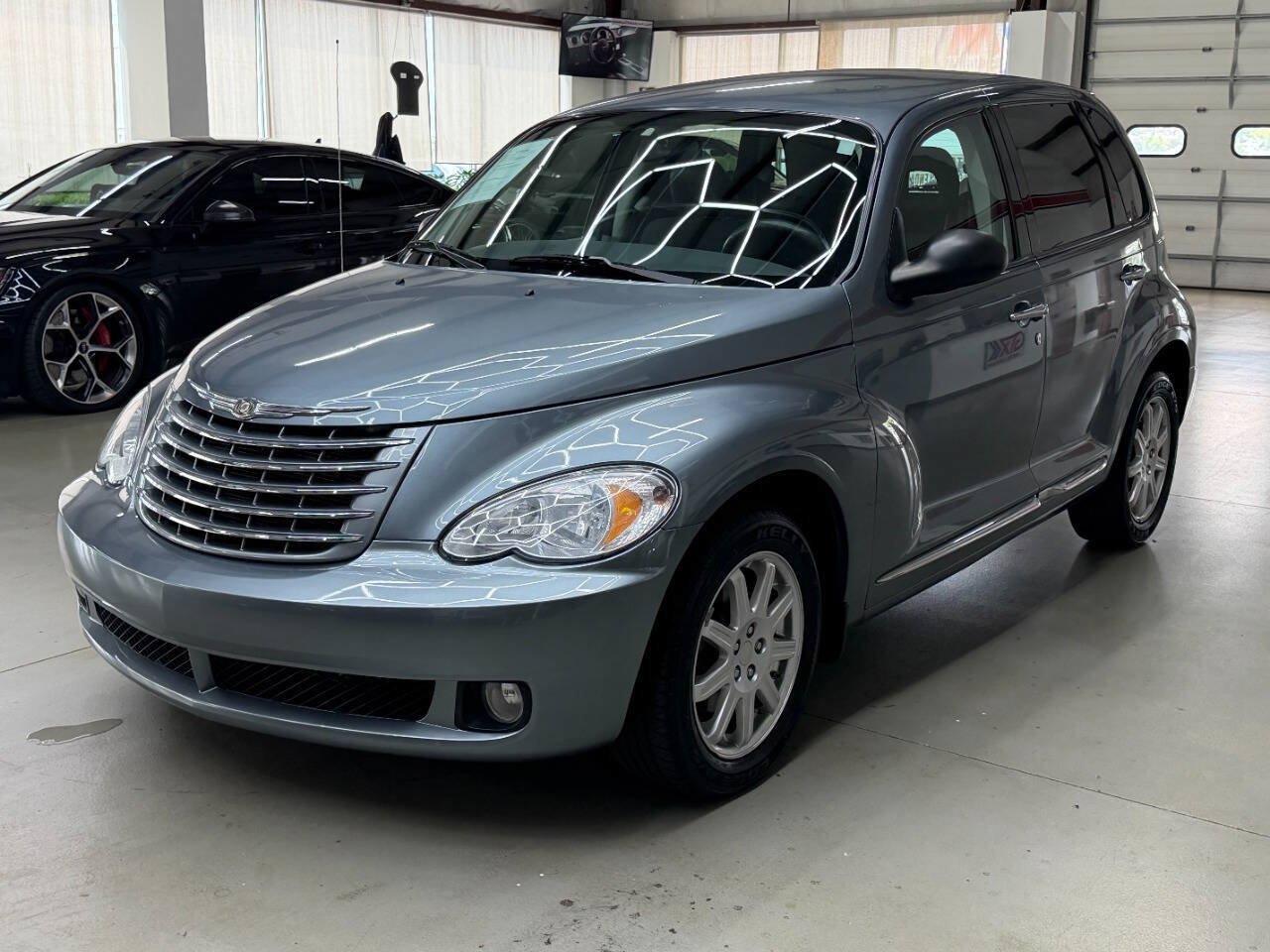 Used 2010 Chrysler PT Cruiser FWD image 5