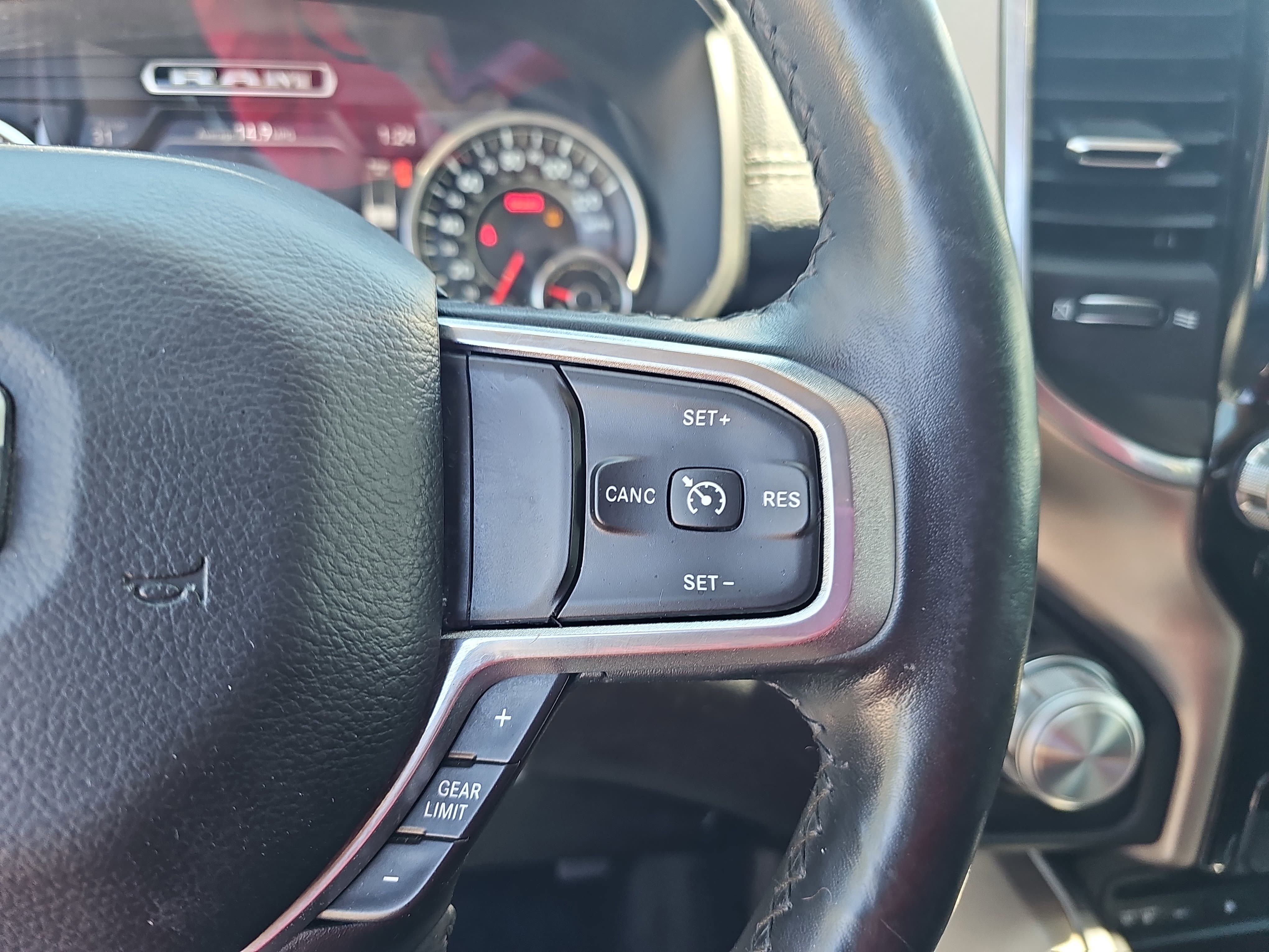 Used 2019 RAM 1500 Laramie AWD/4WD image 18