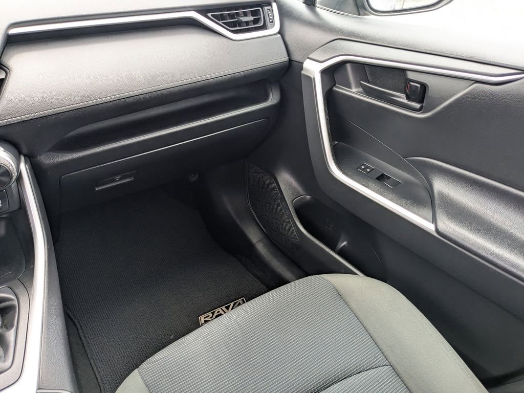Used 2022 Toyota RAV4 LE AWD/4WD image 16