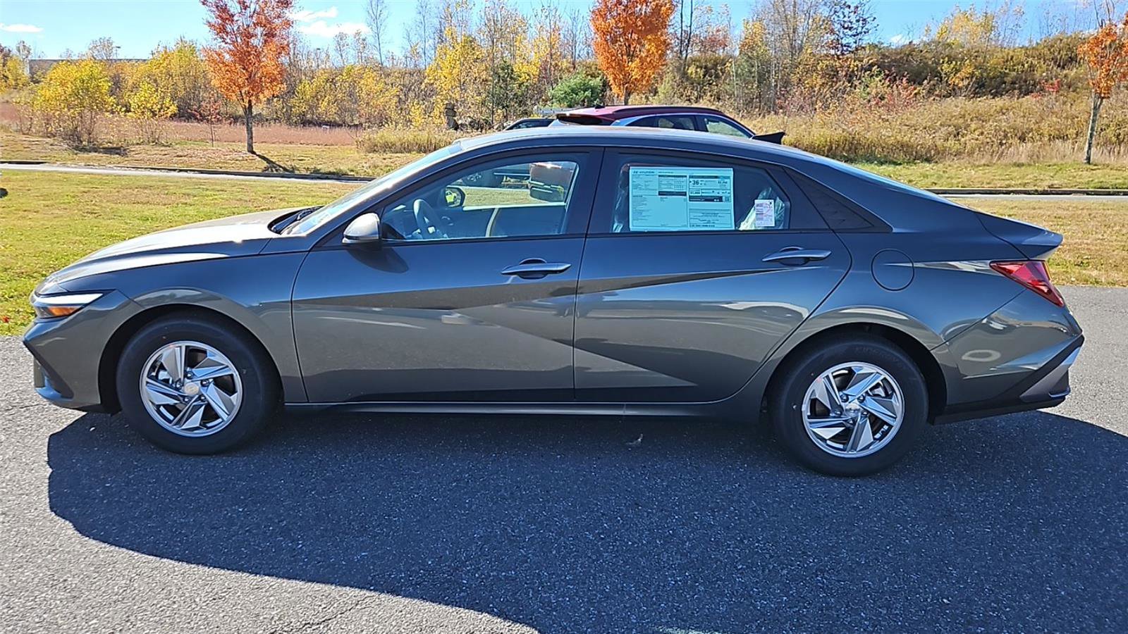 New 2025 Hyundai Elantra SE image 4