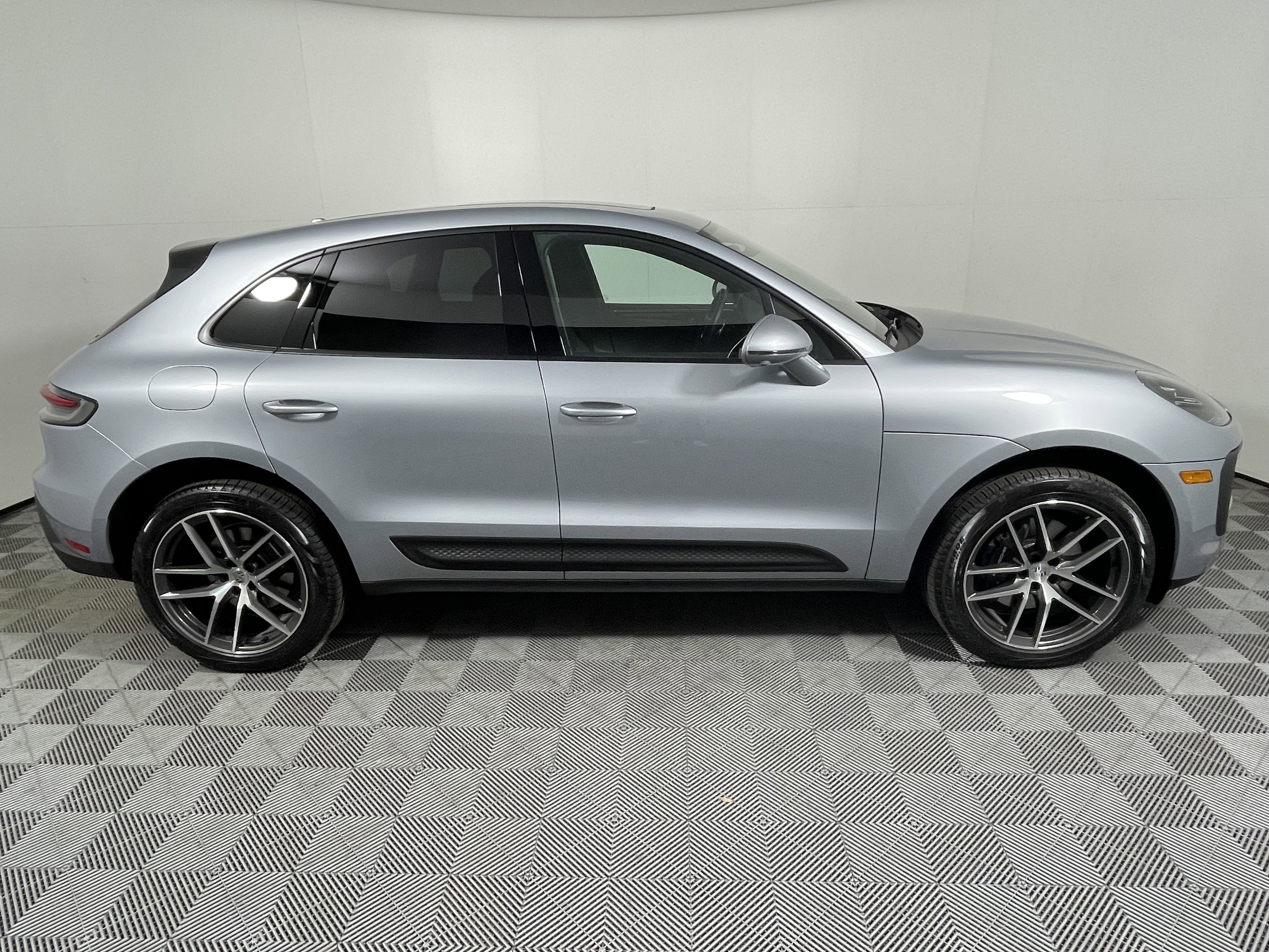 Used 2025 Porsche Macan image 8