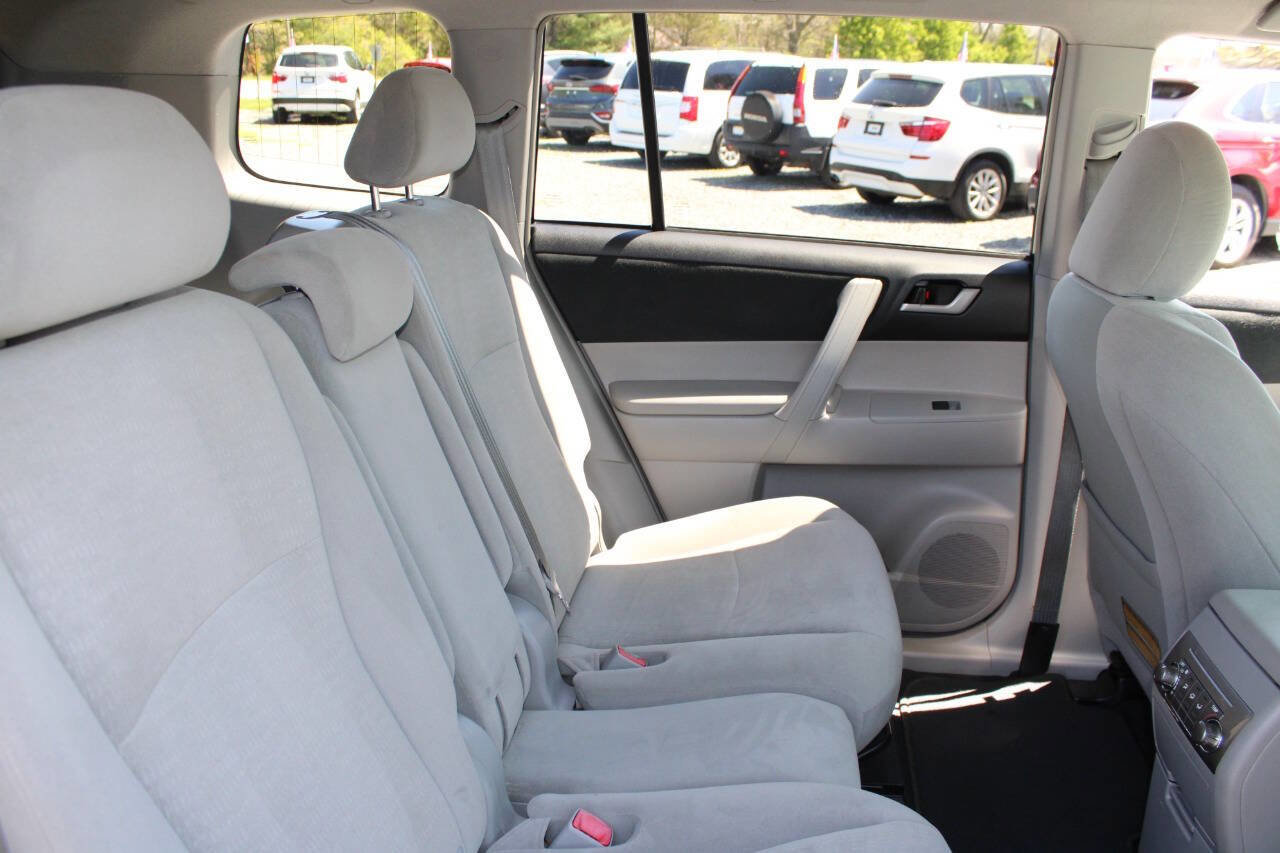 Used 2013 Toyota Highlander Plus AWD/4WD image 18
