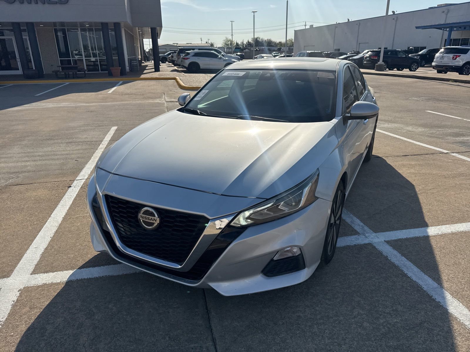 Used 2021 Nissan Altima 2.5 SV w/ SV Premium Package image 3