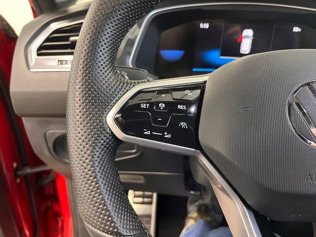 Used 2024 Volkswagen Tiguan SE R-Line image 25