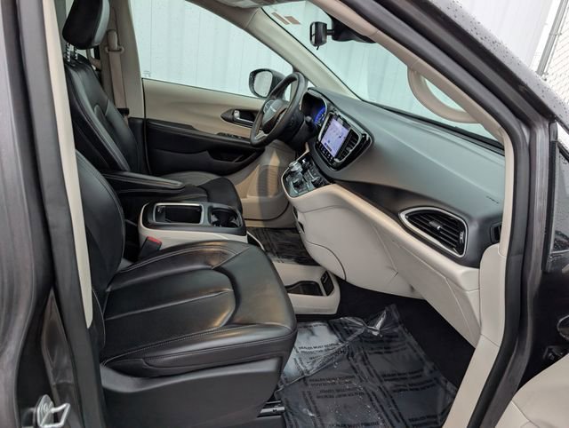 Used 2023 Chrysler Pacifica Touring-L image 28