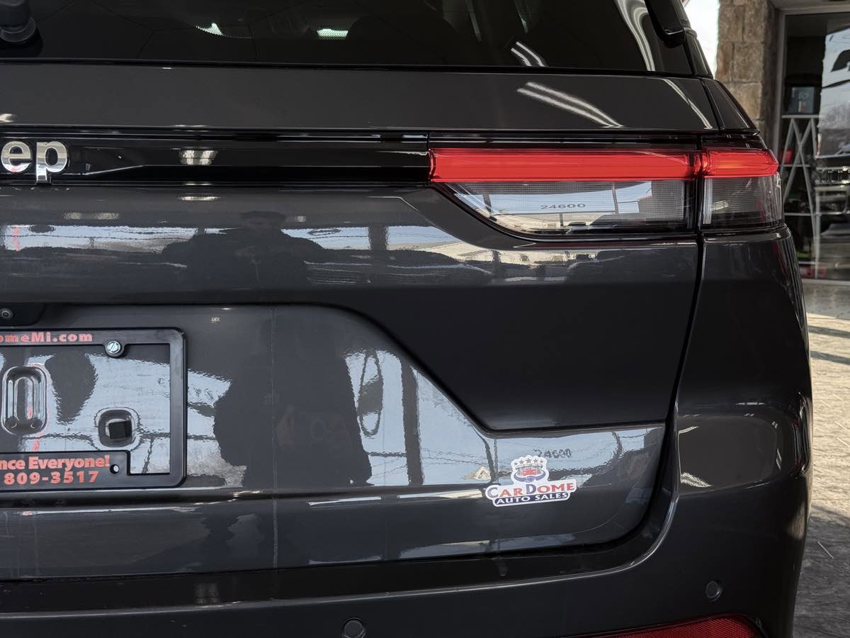 Used 2023 Jeep Grand Cherokee Laredo w/ Luxury Tech Group I image 16