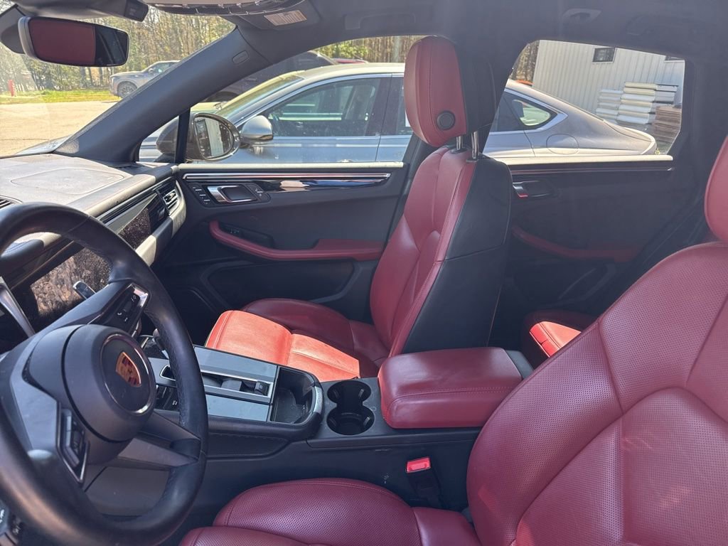 Used 2023 Porsche Macan Turbo image 4
