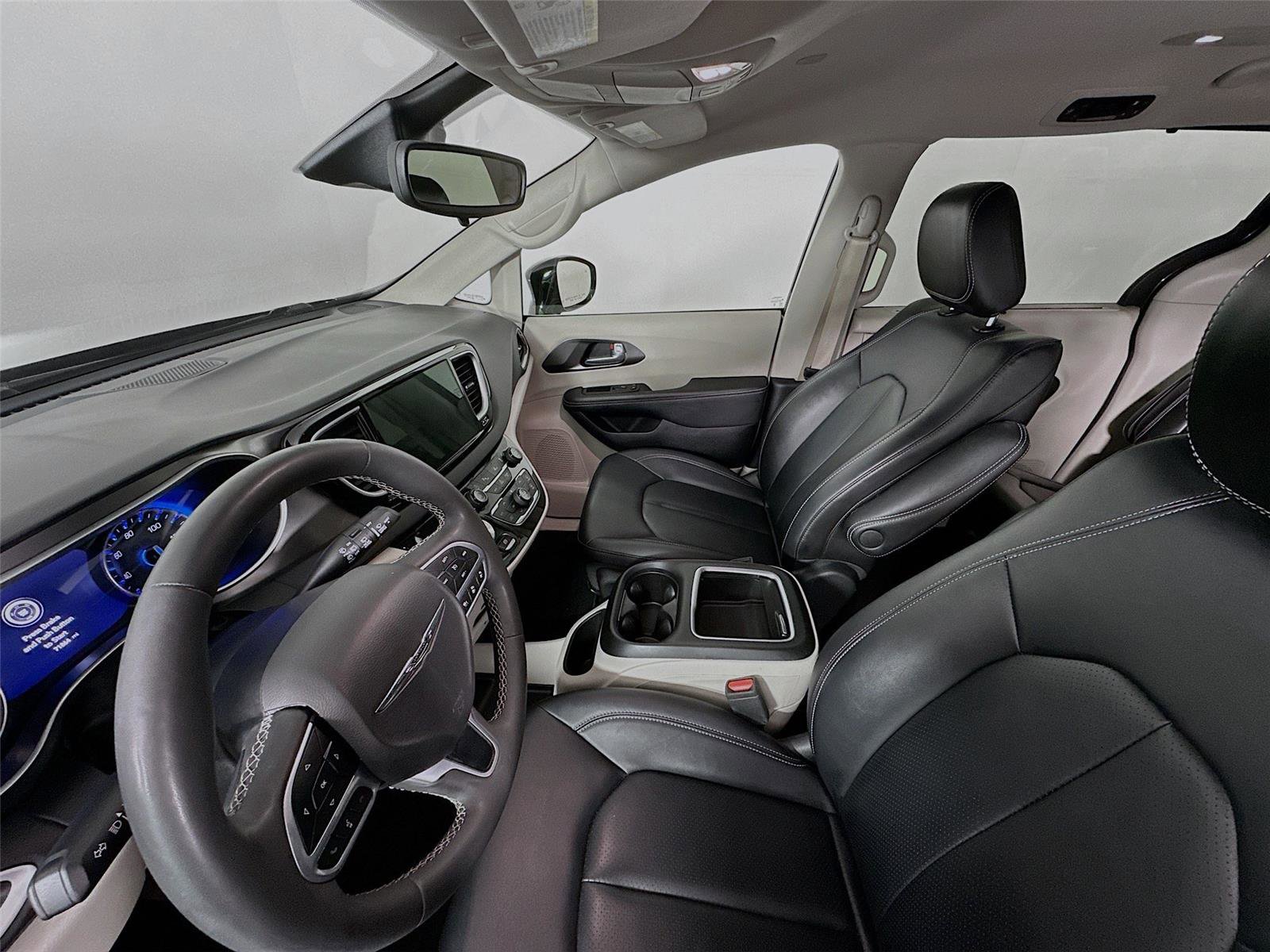 Used 2024 Chrysler Pacifica Touring-L FWD image 5