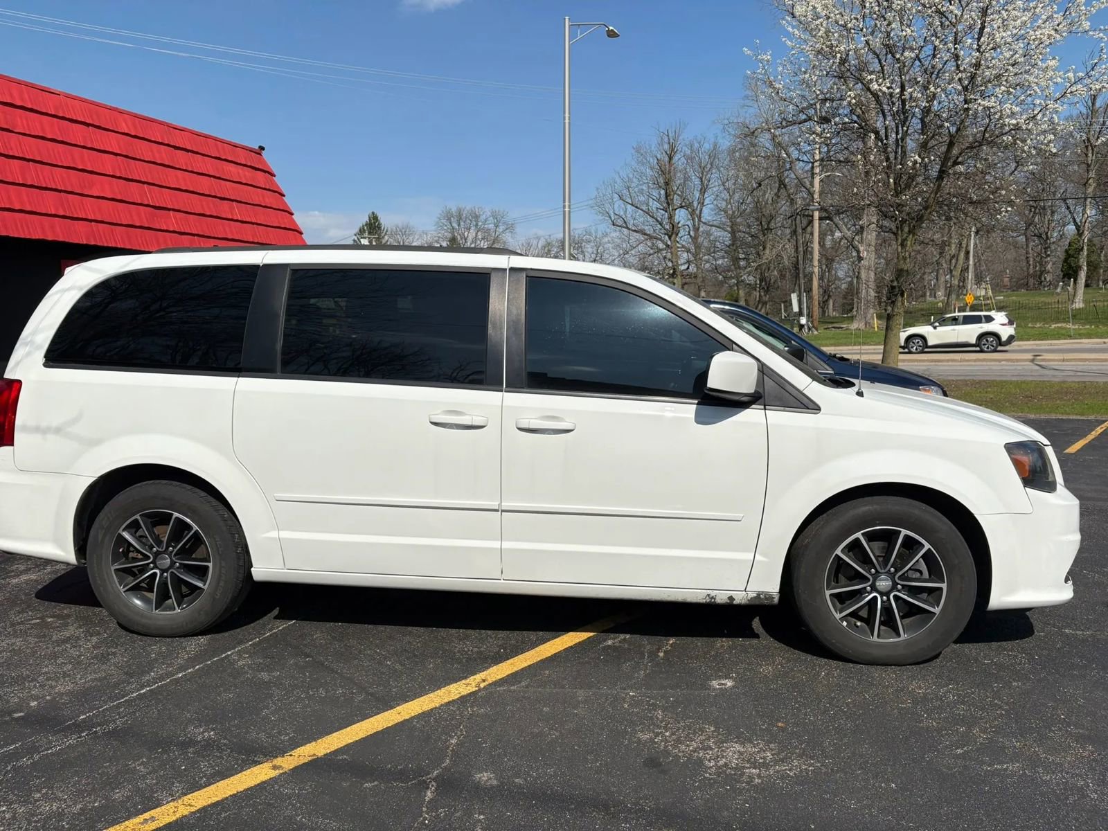 Used 2017 Dodge Grand Caravan GT image 3