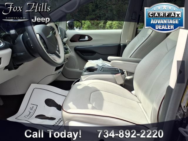 Used 2019 Chrysler Pacifica Limited w/ Tire & Wheel Group FWD image 15
