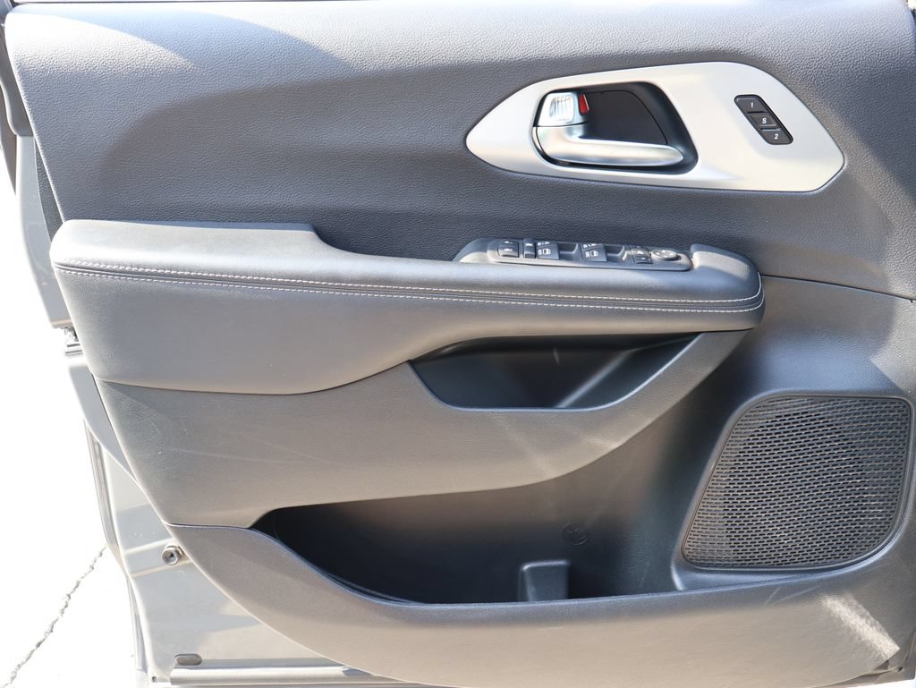 Used 2025 Chrysler Pacifica Limited FWD image 20