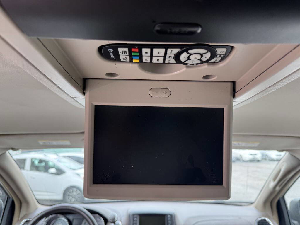 Used 2014 Chrysler Town & Country Touring-L FWD image 9