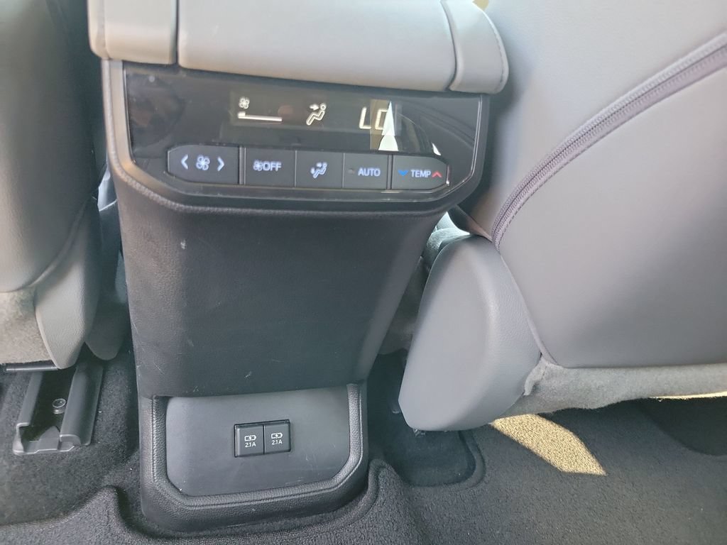 Certified 2021 Toyota Highlander XLE FWD image 30