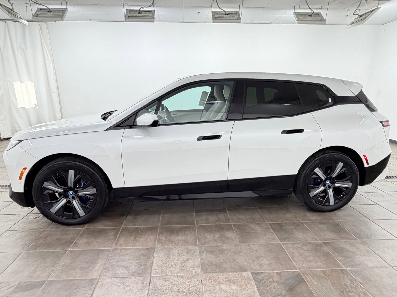 Used 2024 BMW iX xDrive50 w/ Premium Package AWD/4WD image 2