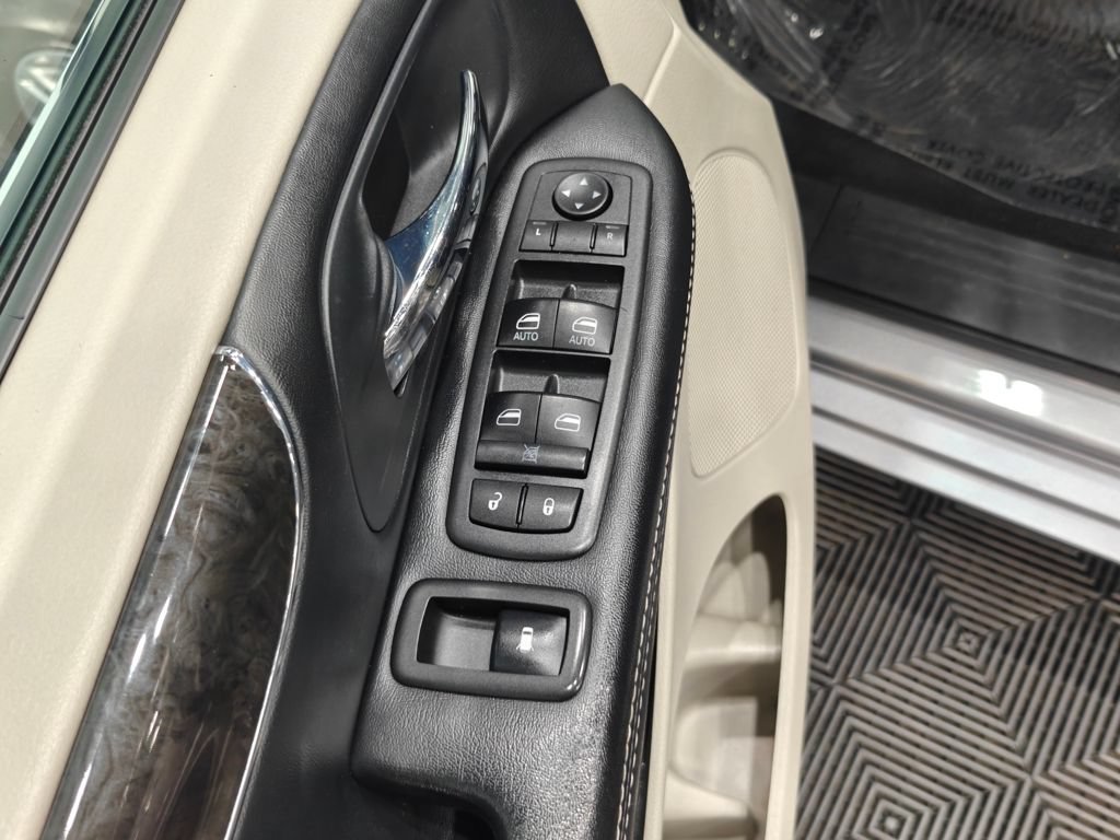 Used 2016 Chrysler Town & Country Touring-L FWD image 48