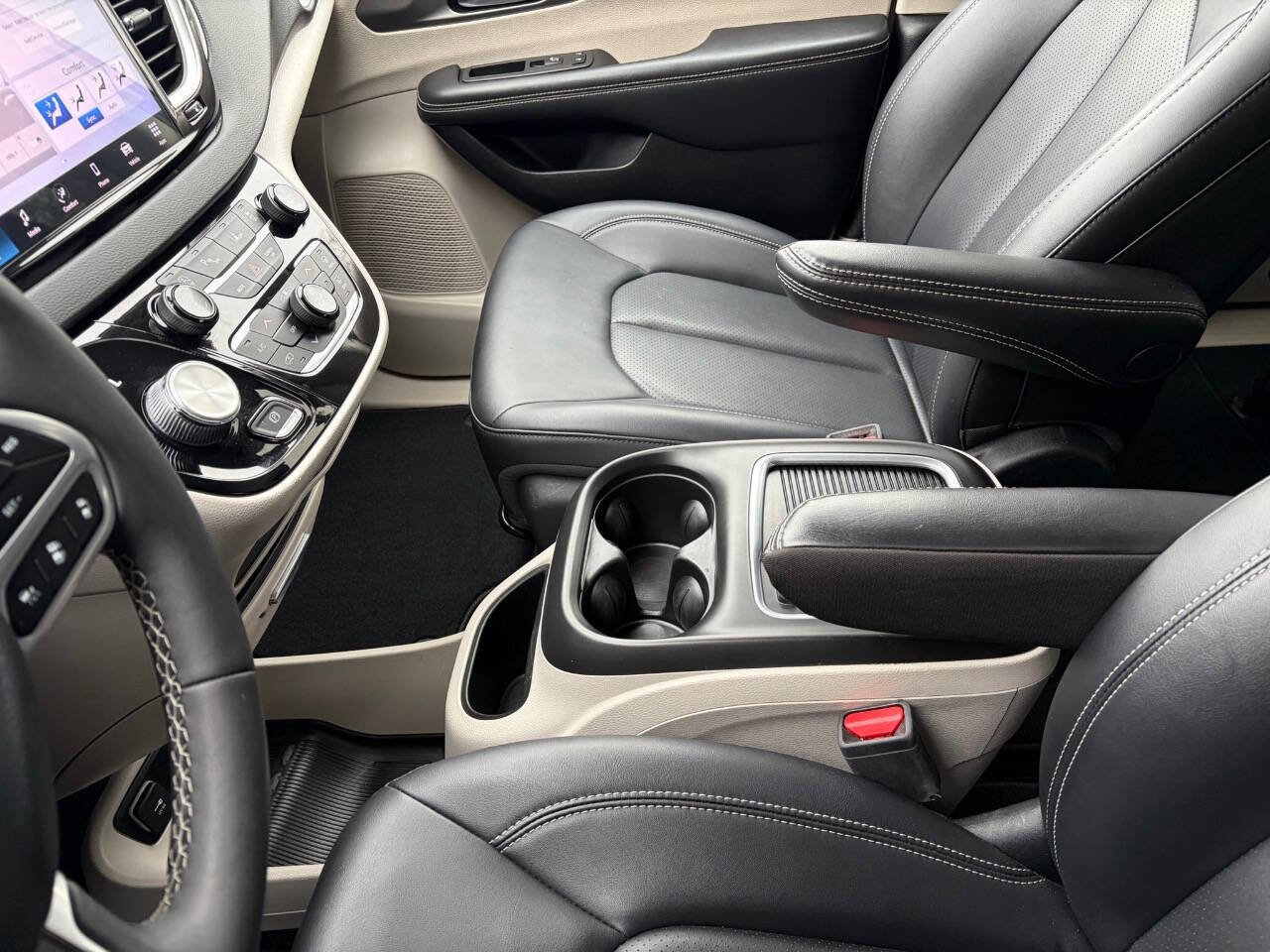 Used 2024 Chrysler Pacifica Touring-L image 35