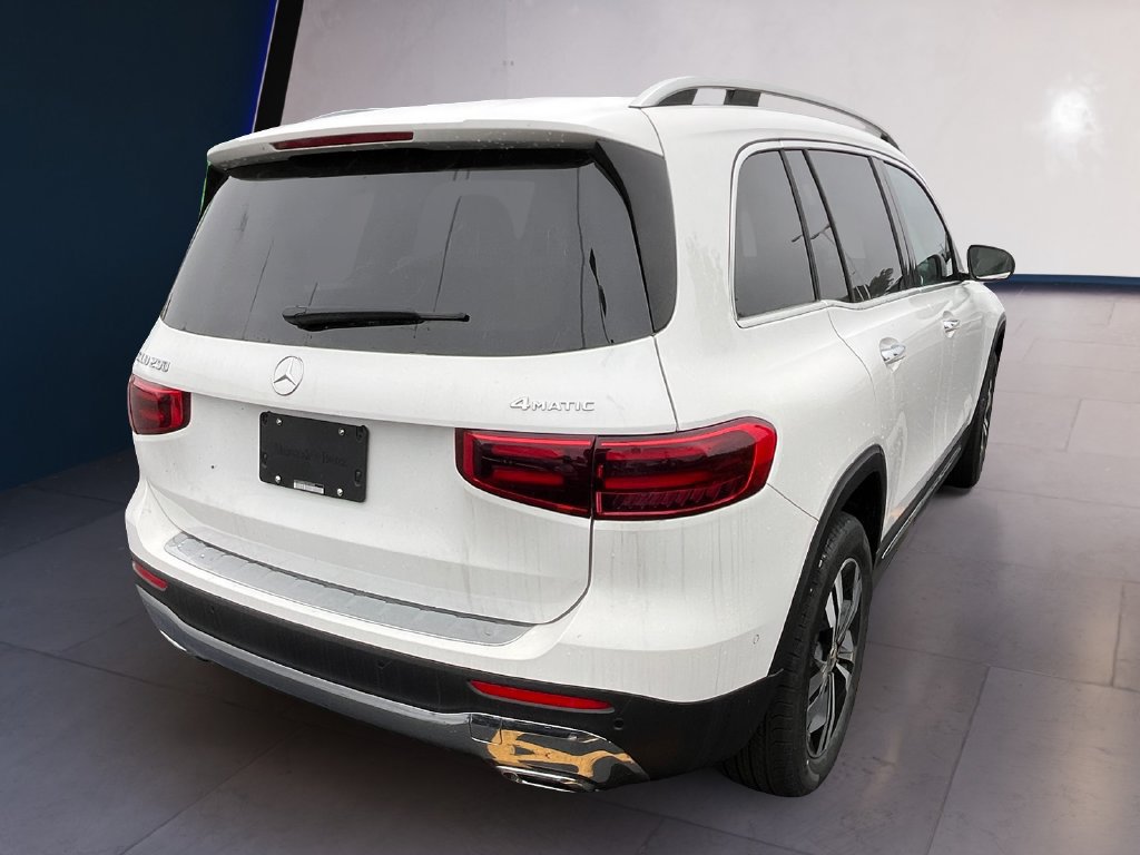 Used 2025 Mercedes-Benz GLB 250 4MATIC image 4