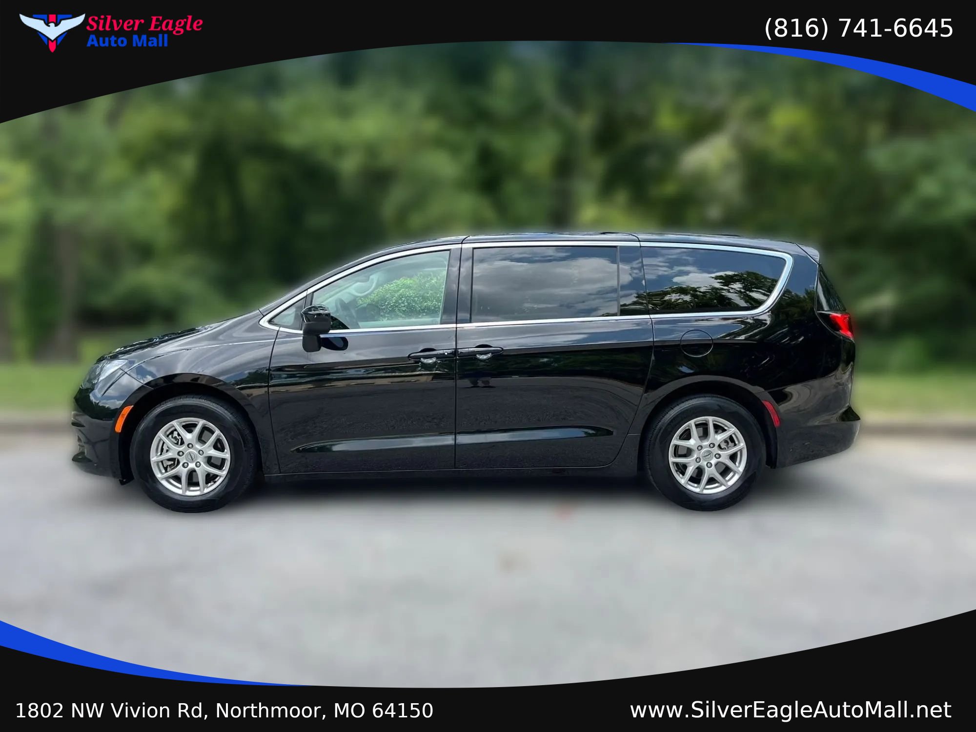 Used 2024 Chrysler Voyager LX FWD image 2