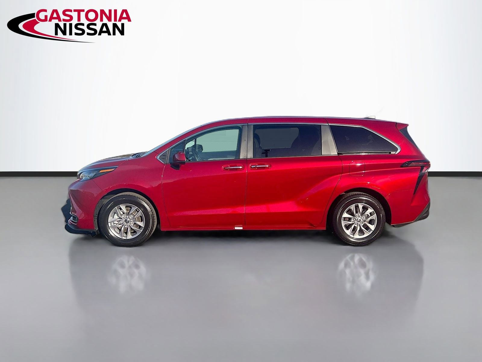 Used 2025 Toyota Sienna XLE image 5
