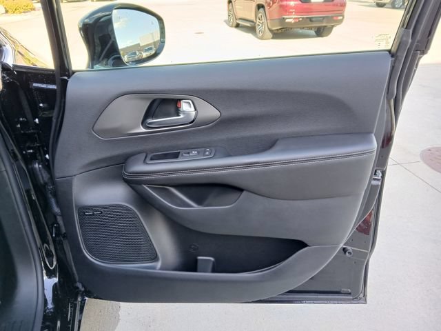 New 2027 Chrysler Pacifica Limited w/ Family Tech Group AWD/4WD image 18