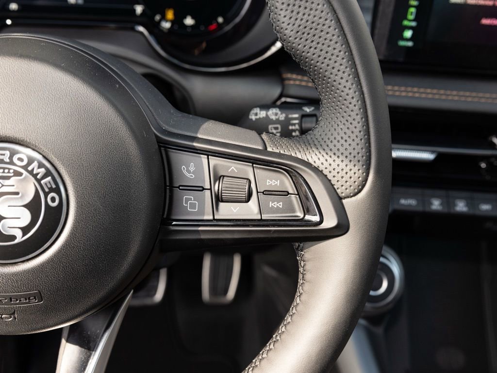 New 2026 Alfa Romeo Tonale w/ Black Premium Package image 29