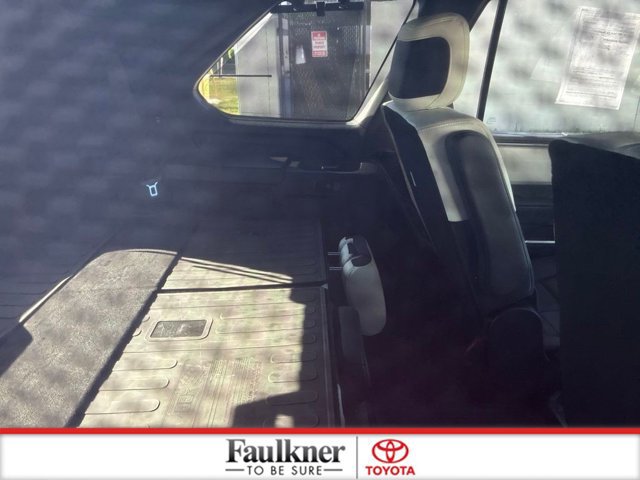 Used 2025 Toyota Sequoia Capstone AWD/4WD image 29