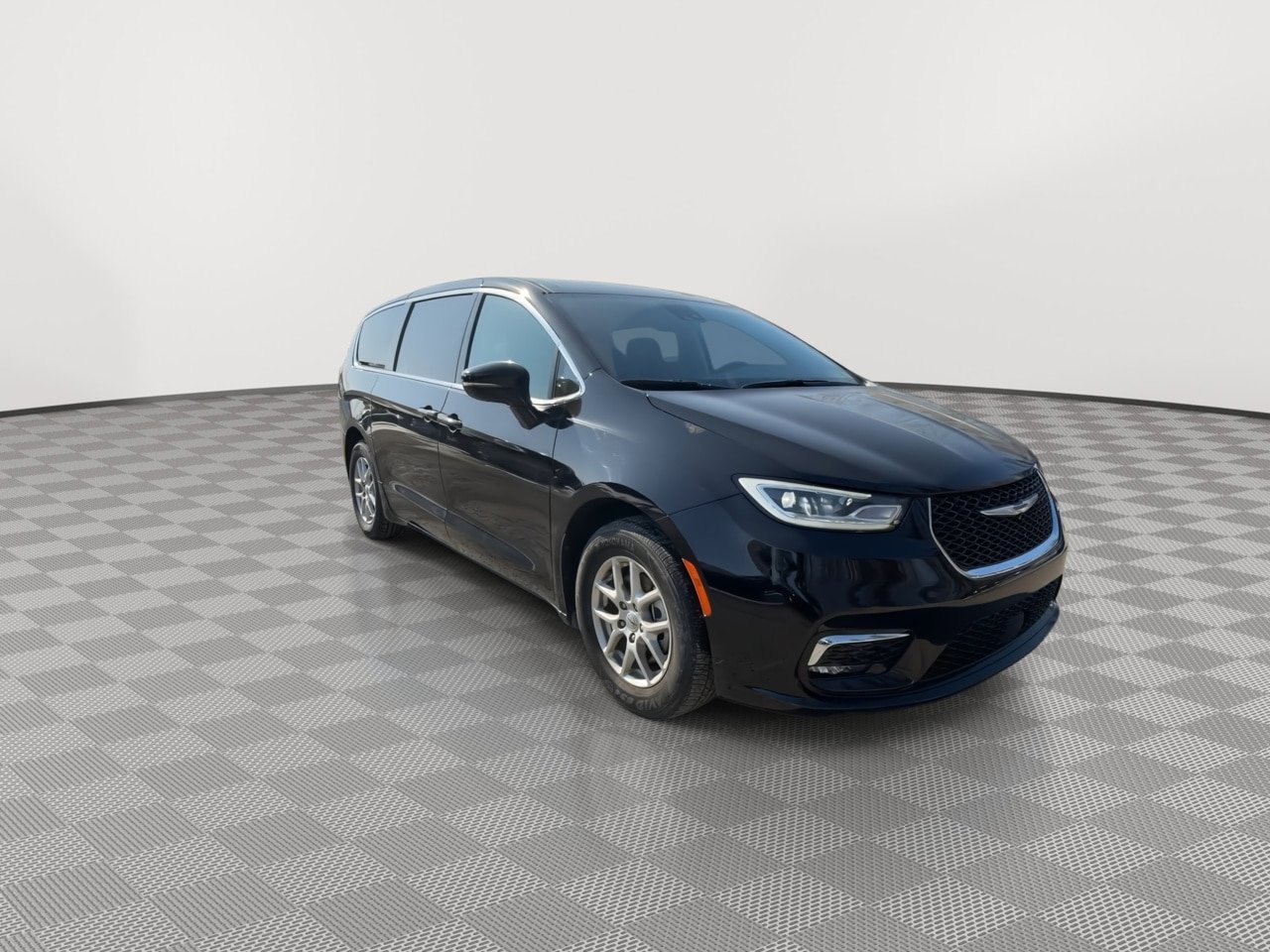 Used 2024 Chrysler Pacifica Touring-L image 2
