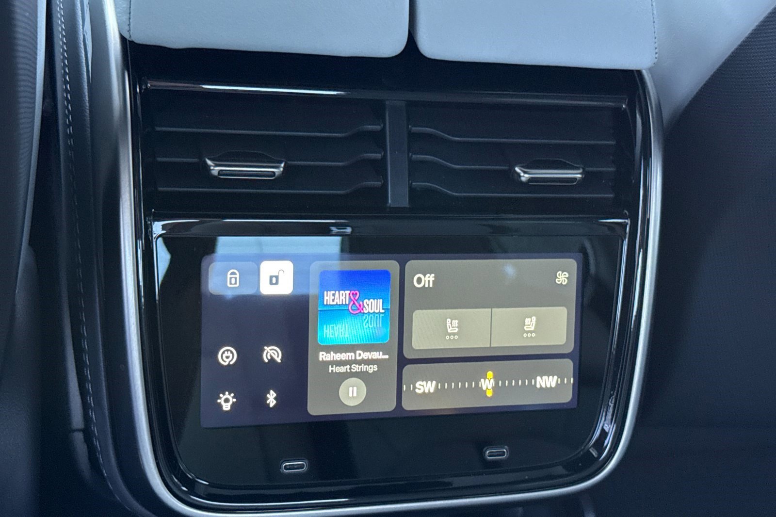 Used 2025 Rivian R1T Adventure image 16